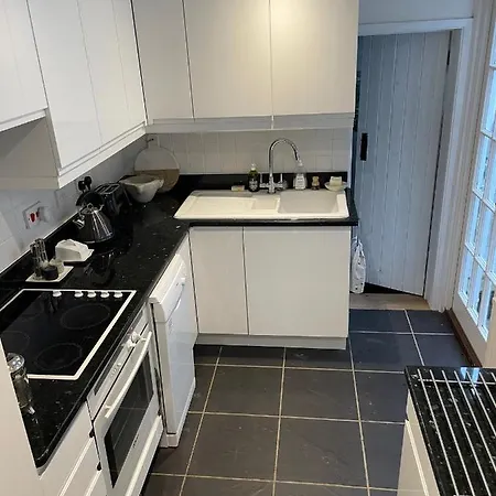 Lovely Two Bedroom Town House - Minimum 2 Night Stay Midhurst Exterior photo