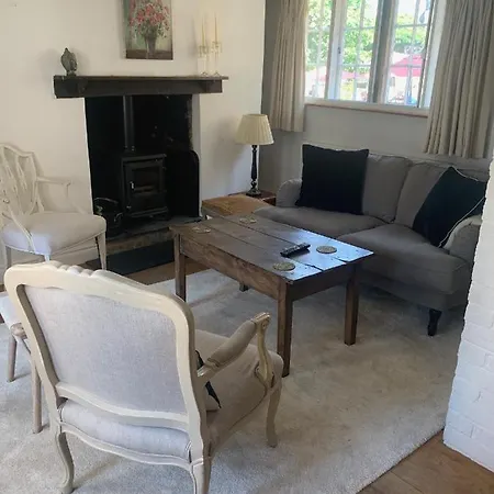 Lovely Two Bedroom Town House - Minimum 2 Night Stay Midhurst Exterior photo