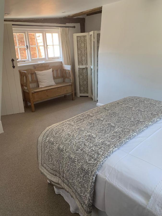 Lovely Two Bedroom Town House - Minimum 2 Night Holiday home Midhurst