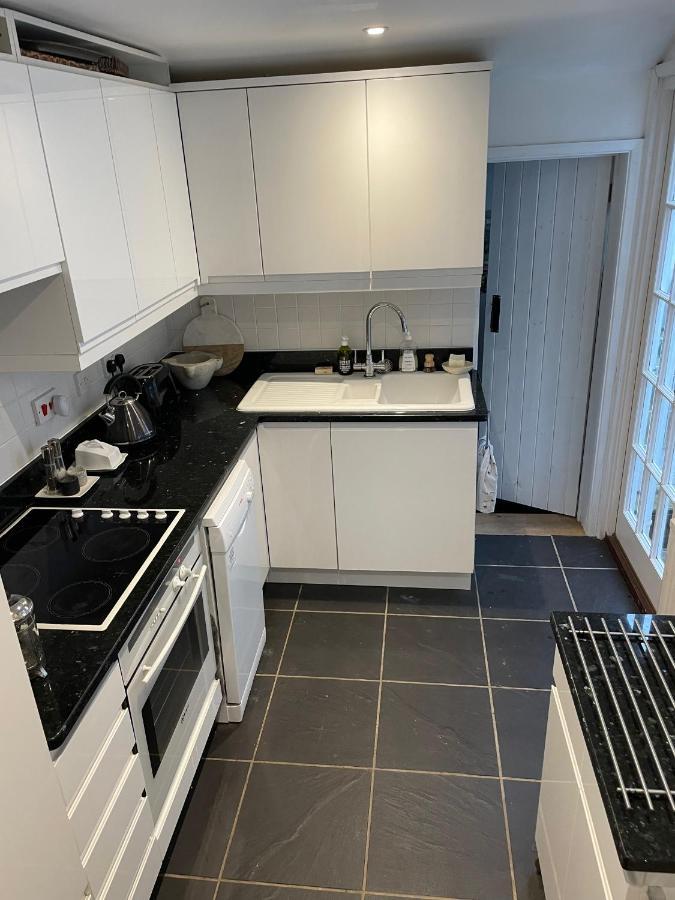 Lovely Two Bedroom Town House - Minimum 2 Night * Midhurst